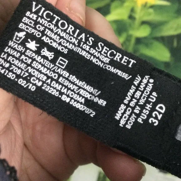 Victoria’s Secret Bra Body by Victoria Push Up 32D - Picture 2 of 5